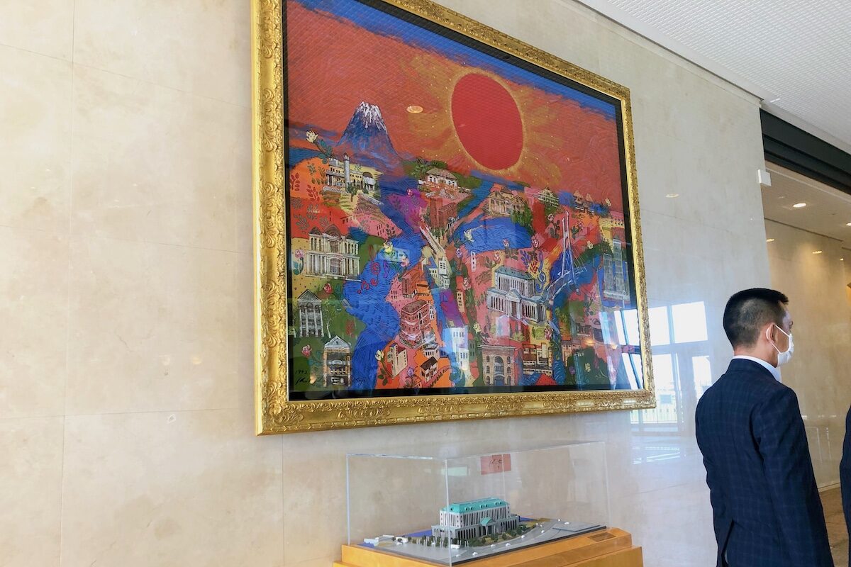中央市民会館一階ロビーの絵画「旭日・希望（越谷に昇る太陽）作：絹谷幸二」